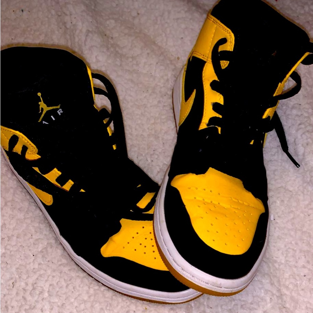 Yellow Air Jordan 1 mid